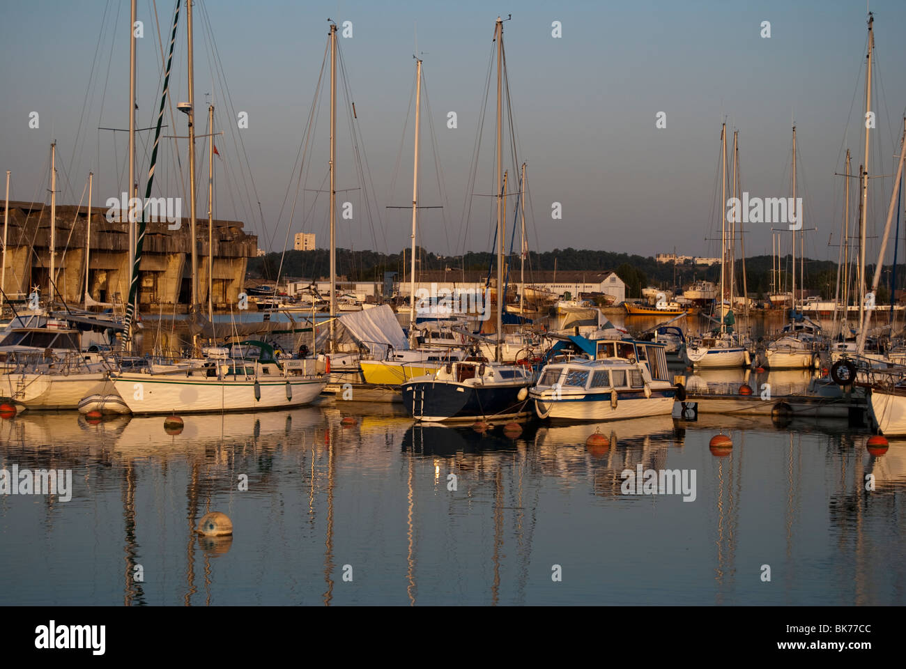 Barche ancorate Bordeaux Francia Foto Stock