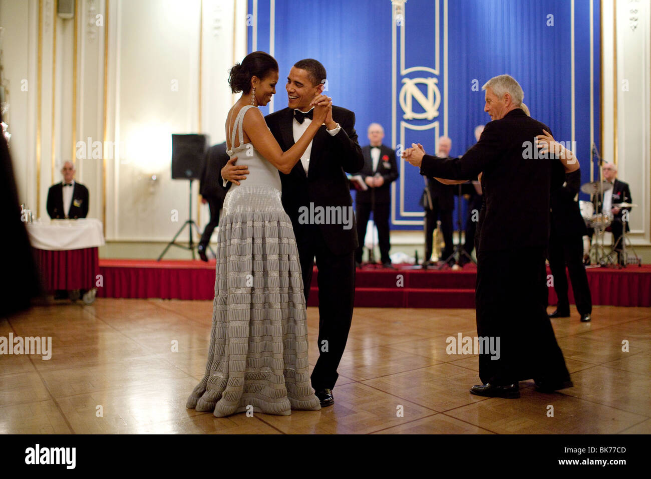Il presidente Barack Obama e la First Lady Michelle Obama ballare durante il 2009 banchetto Nobel Foto Stock