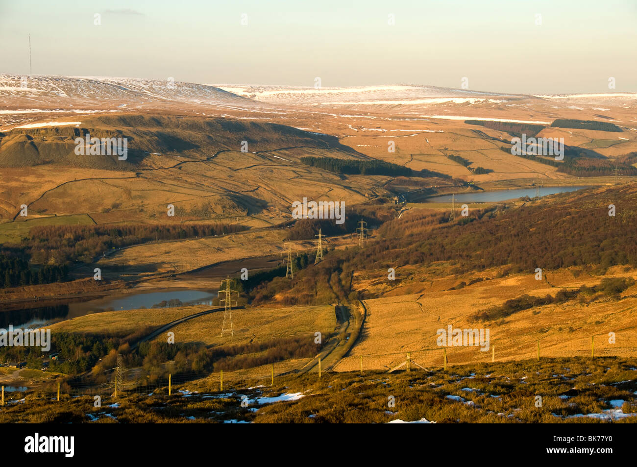 La Valle Longdendale dal bordo Bramah su Bleaklow, Peak District, Derbyshire, England, Regno Unito Foto Stock