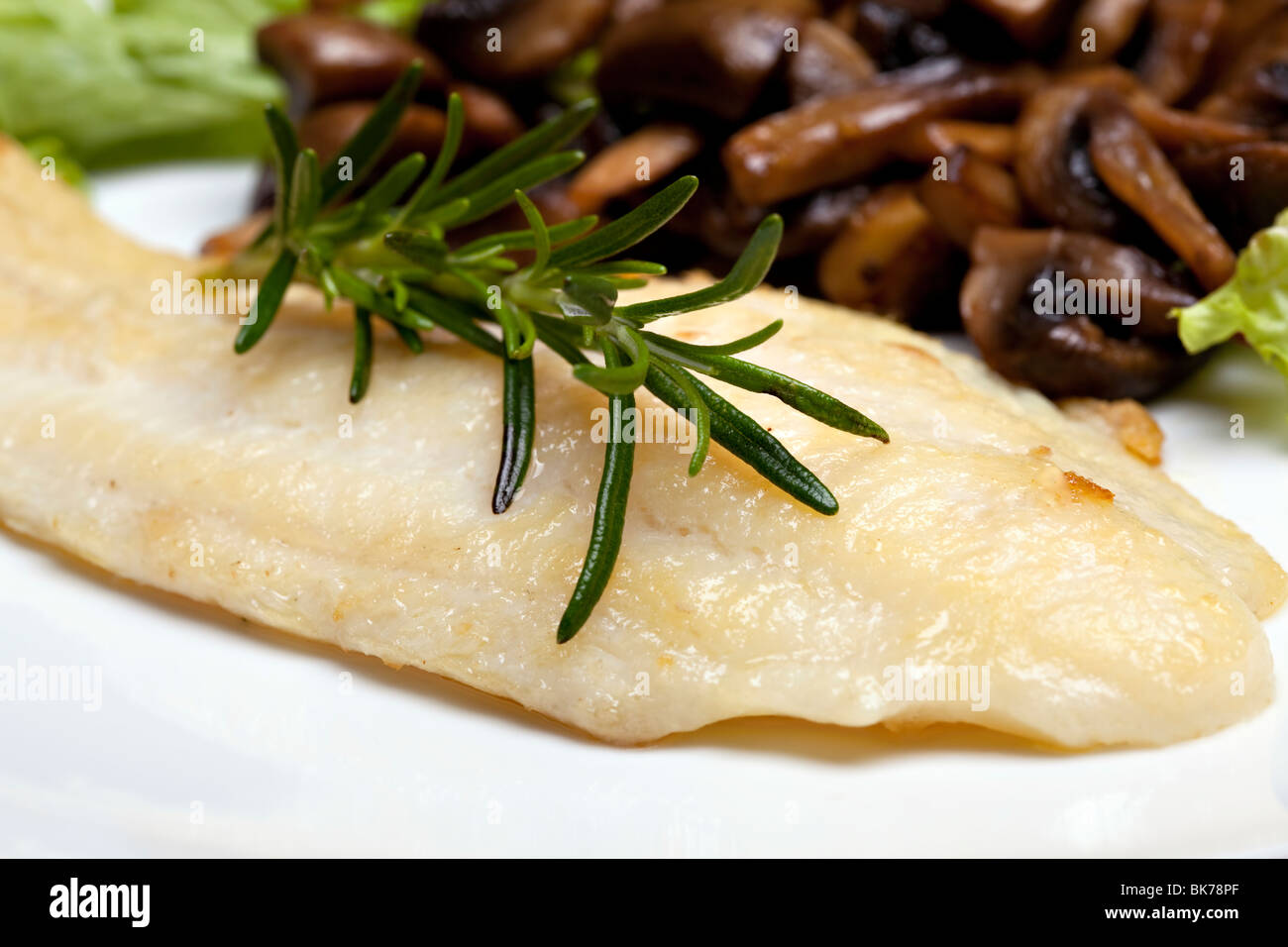 Grigliata di pesce di suola con i funghi e le erbe Foto Stock