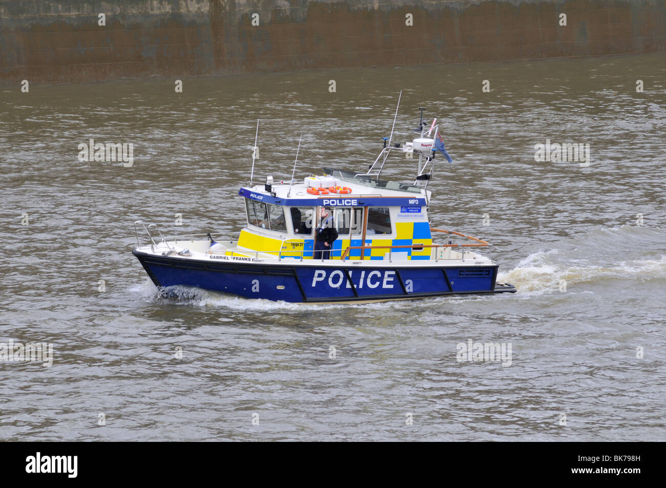 Barca di polizia sul fiume Thames, London, Regno Unito Foto Stock