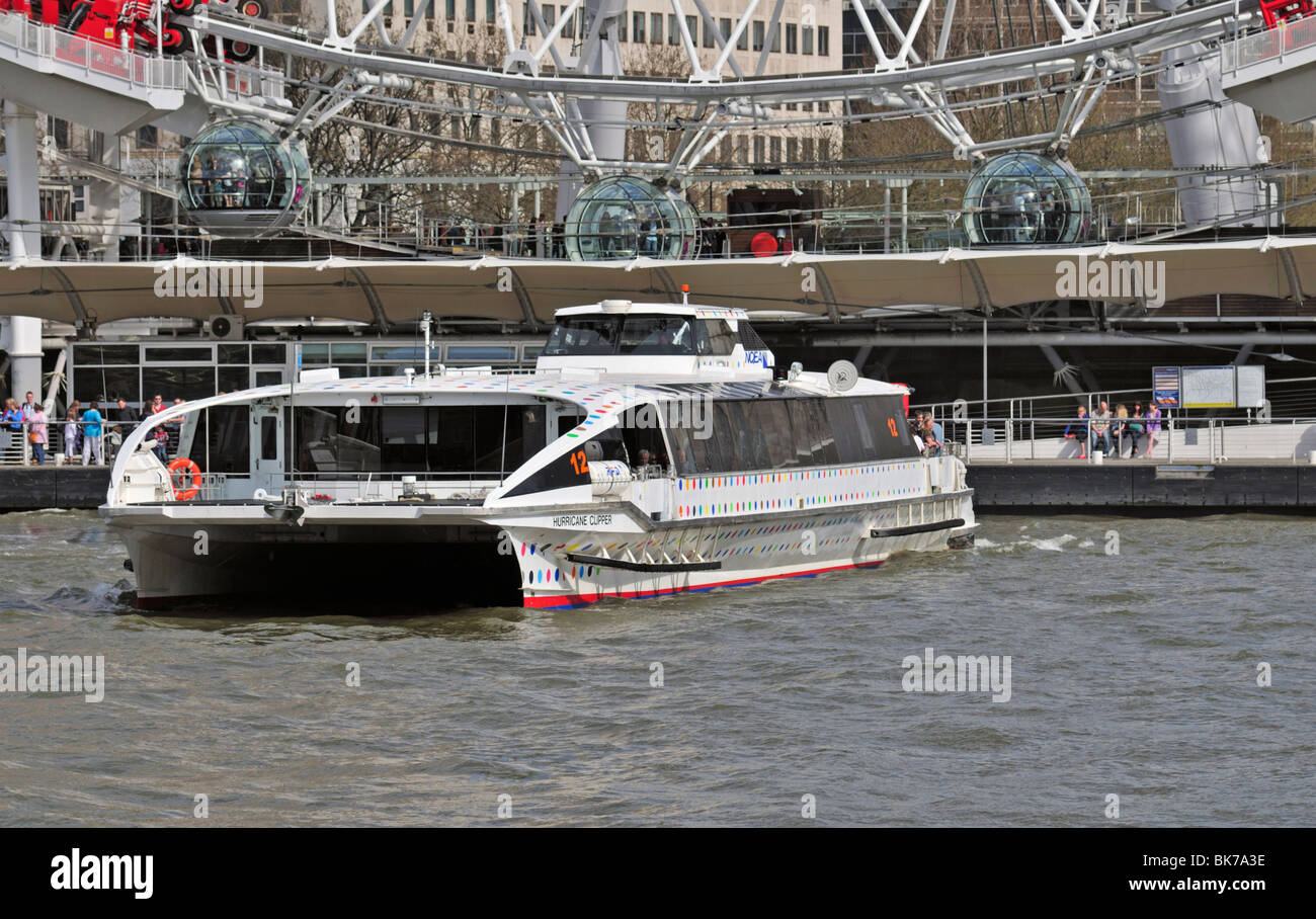 Thames Clippers presso il London eye pier, Regno Unito Foto Stock