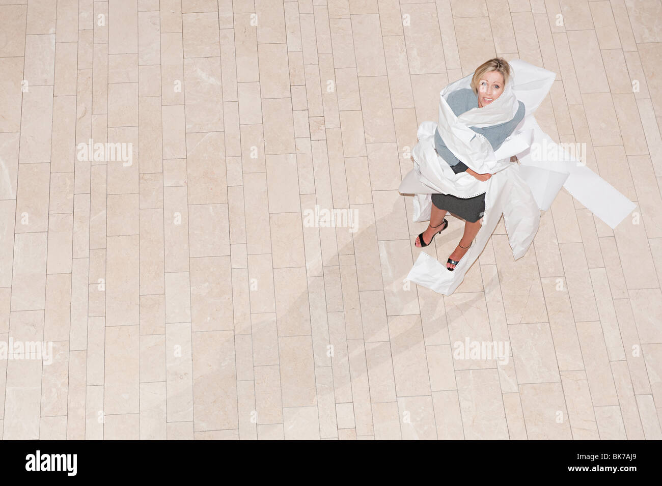 Imprenditrice avvolto in carta della stampante Foto Stock