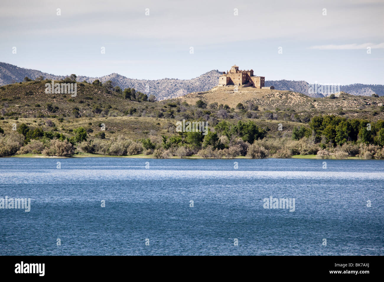 Isola di magdalena e hermitage dal fiume Ebro. aragon mare Foto Stock