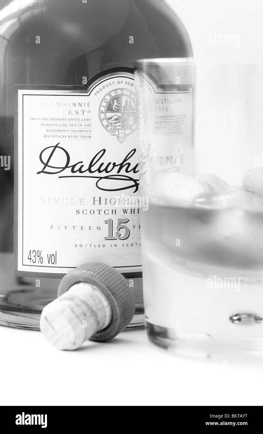 Bottiglia e bicchiere di whisky Dalwhinnie Foto Stock