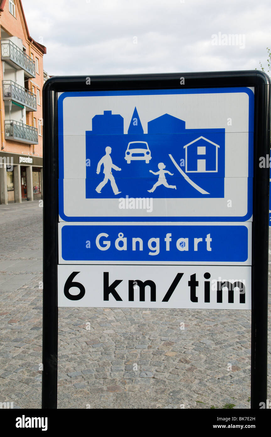 Avvertenza Streetsign per pedoni lungo Kungsgatan in un affascinante Karlshamn Foto Stock