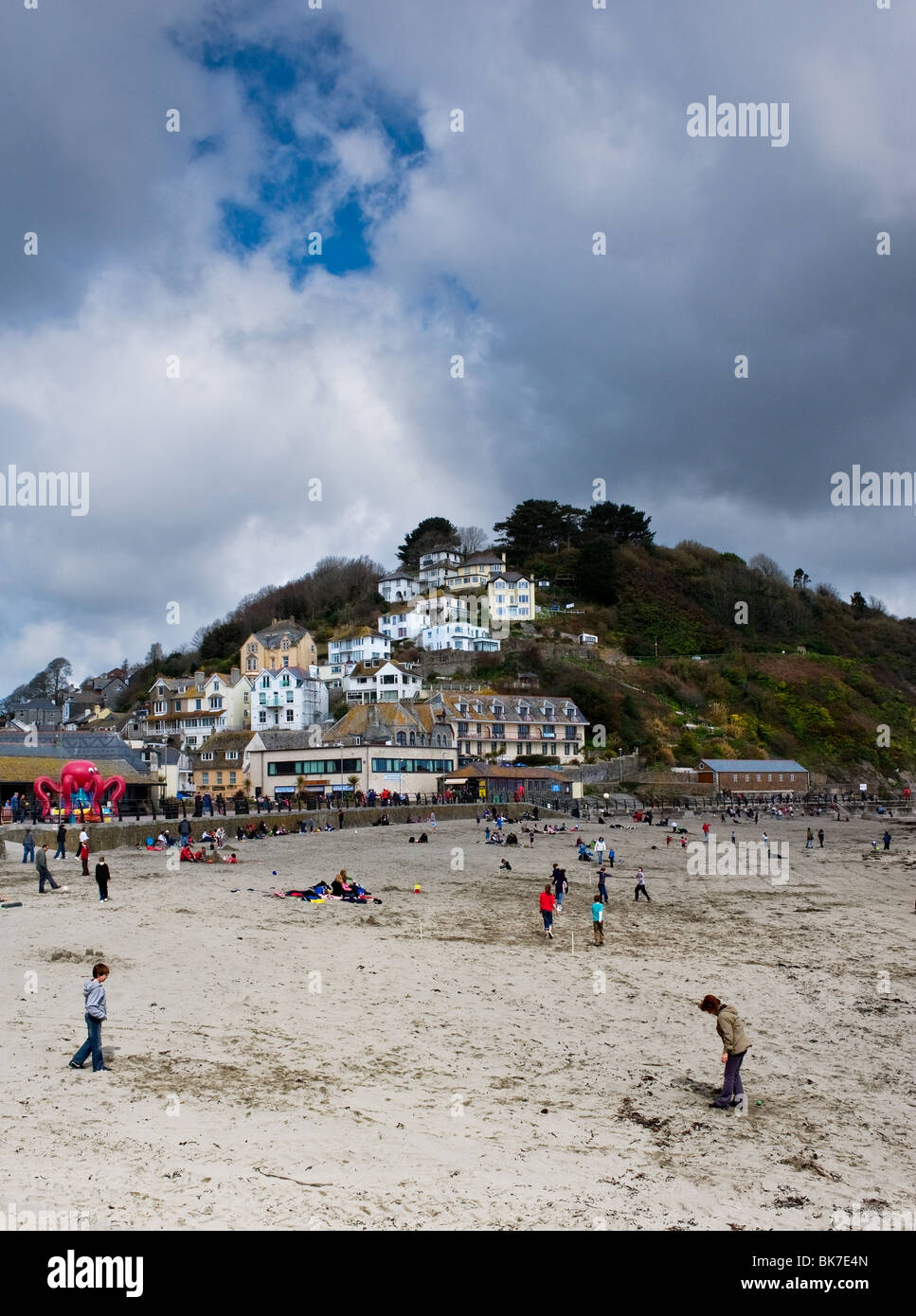 La spiaggia e le case di Looe in Cornovaglia. Foto di Gordon Scammell Foto Stock