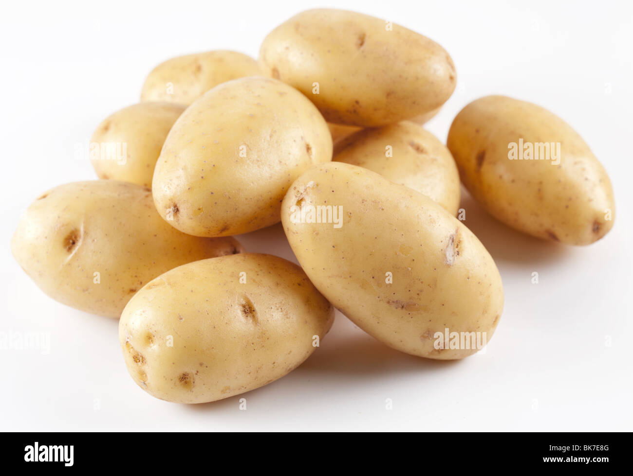 Patate giallo su sfondo bianco Foto Stock