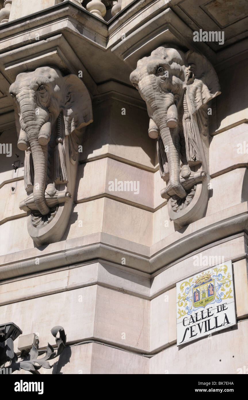 Madrid, Spagna. Calle de Alcala. Banesto Edificio / Banco Espanol de Credito. Dettaglio delle teste di elefante Foto Stock