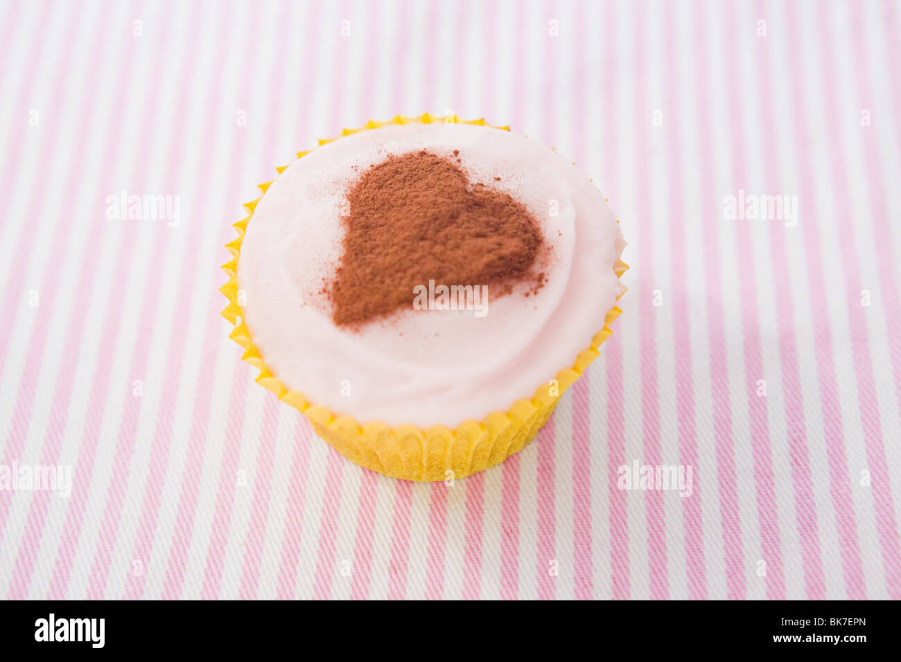 Forma di cuore sul cupcake Foto Stock
