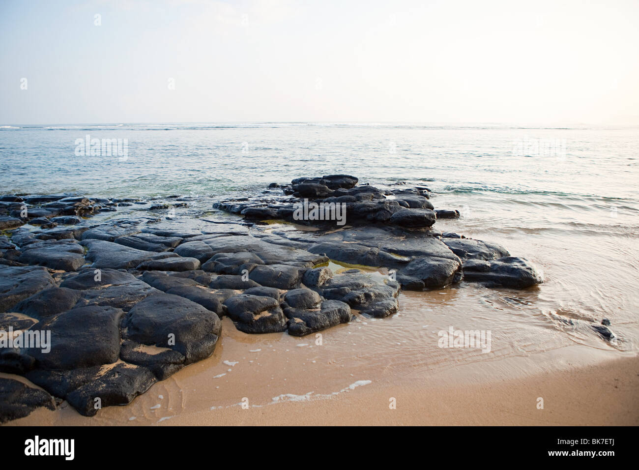 Rocce sulla spiaggia hawaiana Foto Stock