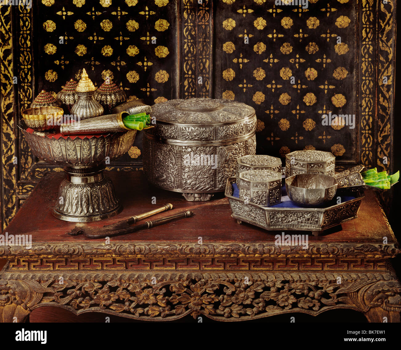 Finemente predisposto vassoi d'argento e i contenitori usati per betel-dado in Thailandia, Asia sud-orientale, Asia Foto Stock