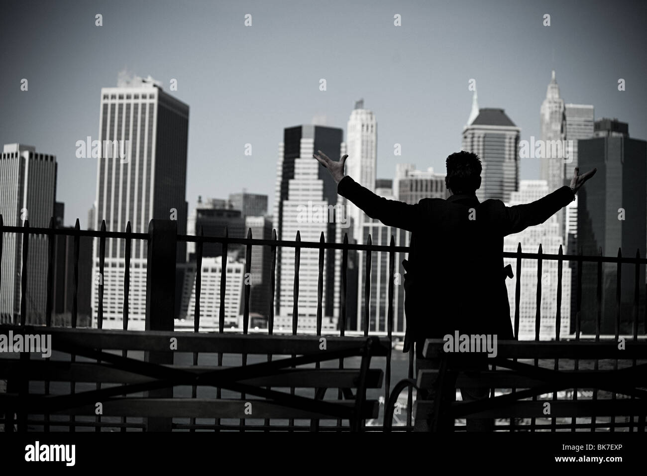 L'uomo con i bracci aperti e vista di Manhattan inferiore Foto Stock