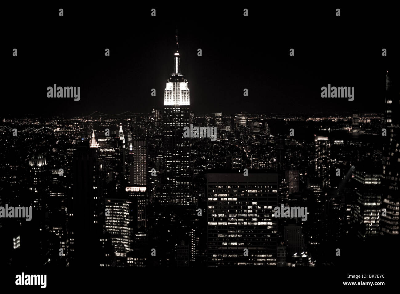 Empire State Building e il paesaggio urbano di notte Foto Stock