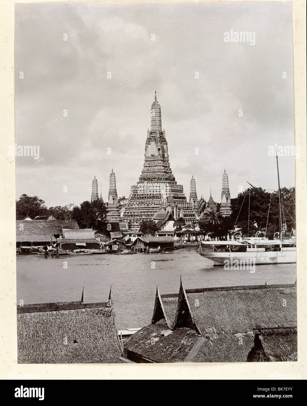 Una vecchia foto di Wat Arun con il Fiume Chao Phraya presi da Robert Lenz nel 1890, Bangkok, Thailandia, Sud-est asiatico, in Asia Foto Stock