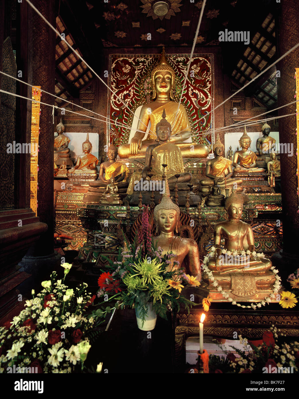 Wat Bua Krok Luang, una classica Lanna Tempio durante una cerimonia buddista, Chiang Mai, Thailandia, Sud-est asiatico, in Asia Foto Stock