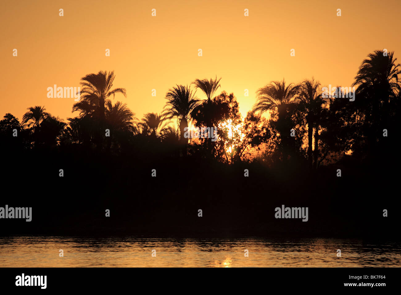 Rive Nilo vicino a Luxor al tramonto Foto Stock