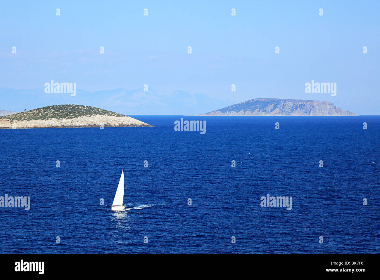 Barca a vela sul mare Foto Stock