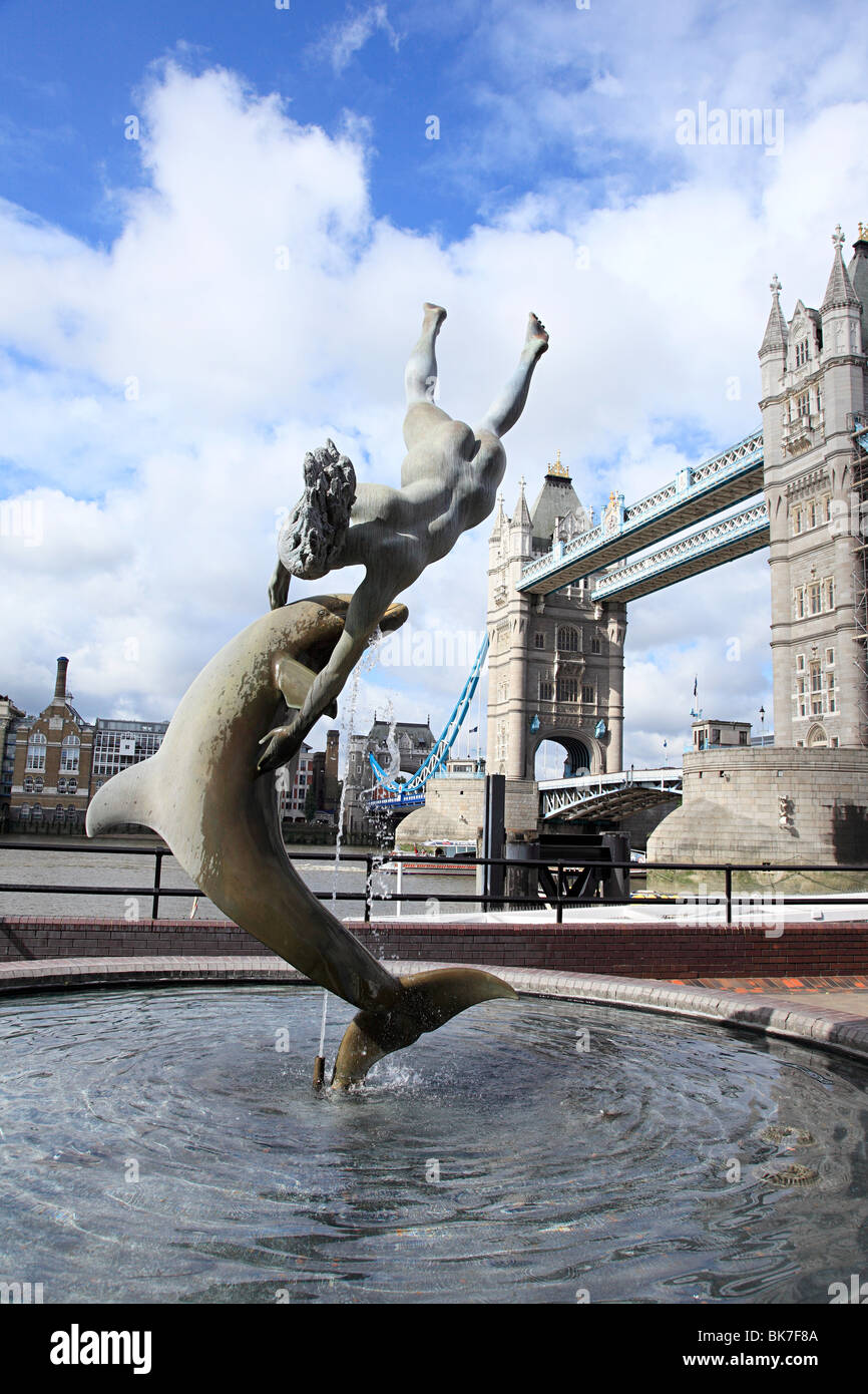 Statua e il Tower Bridge di Londra Foto Stock