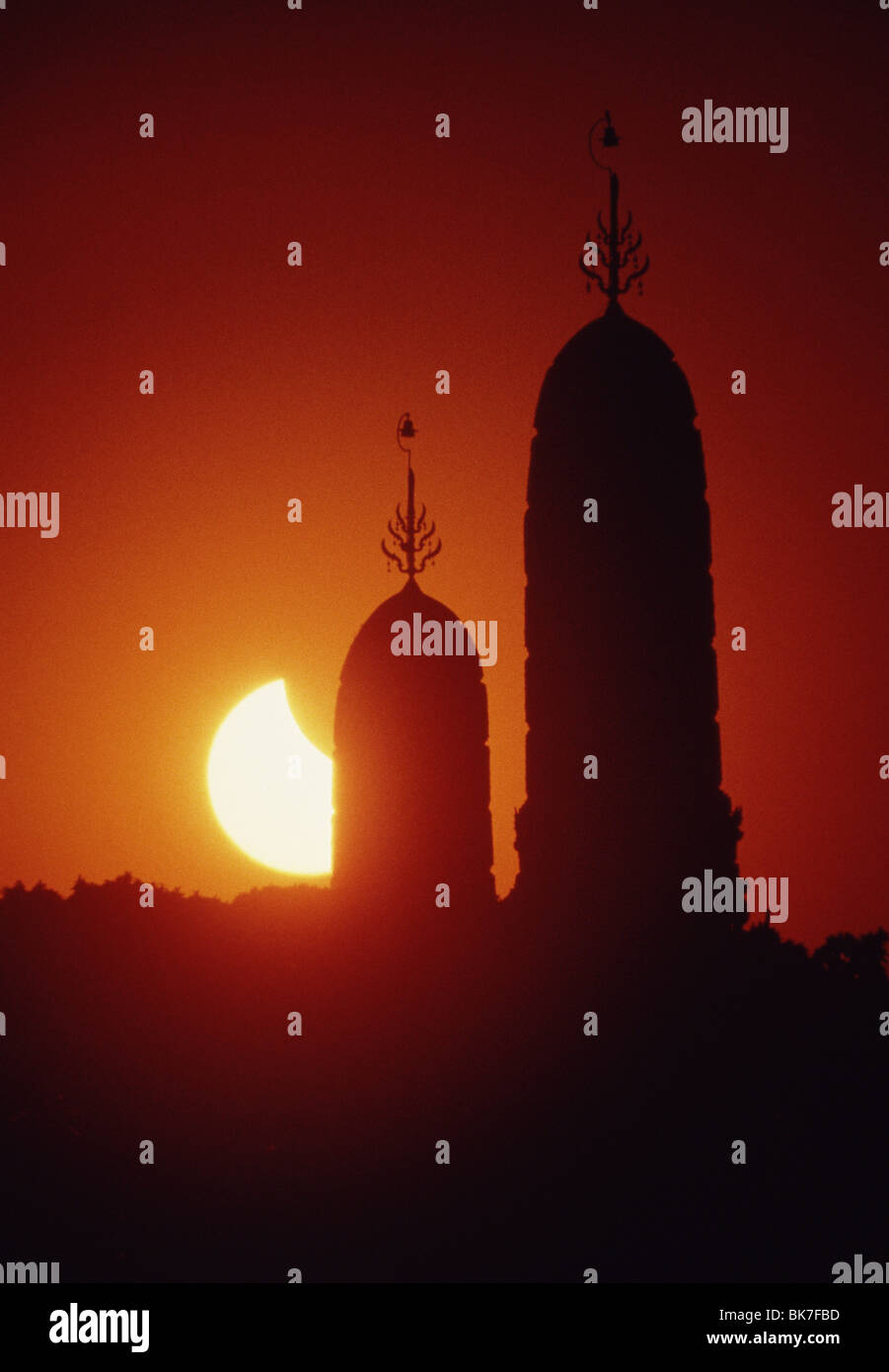 Il prangs di Wat Arun durante un'eclissi di sole, Bangkok, Thailandia, Sud-est asiatico, in Asia Foto Stock