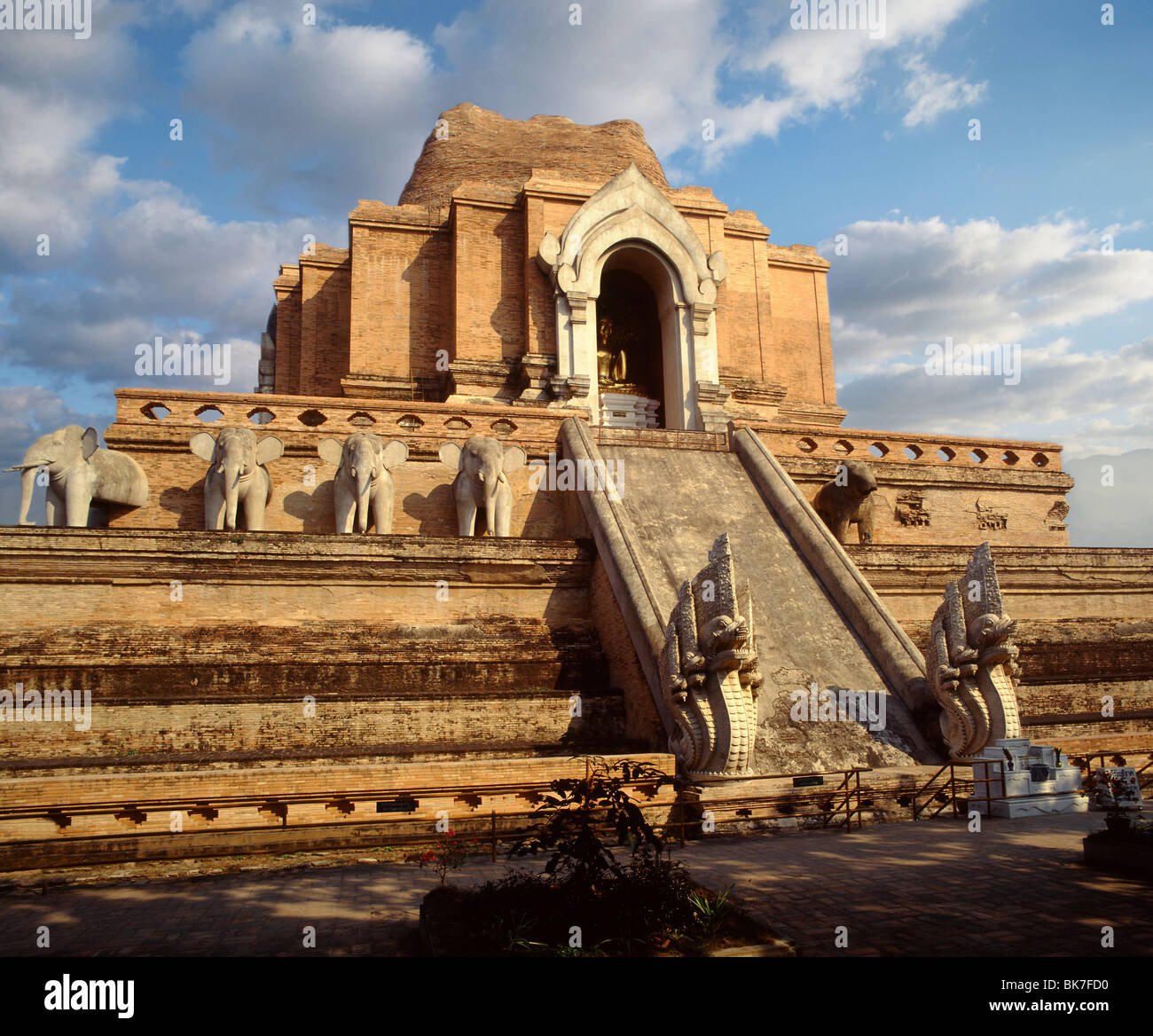 Il gigante chedi del Wat Chedi Luang, distrutta dal terremoto, Chiang Mai, Thailandia, Sud-est asiatico, in Asia Foto Stock