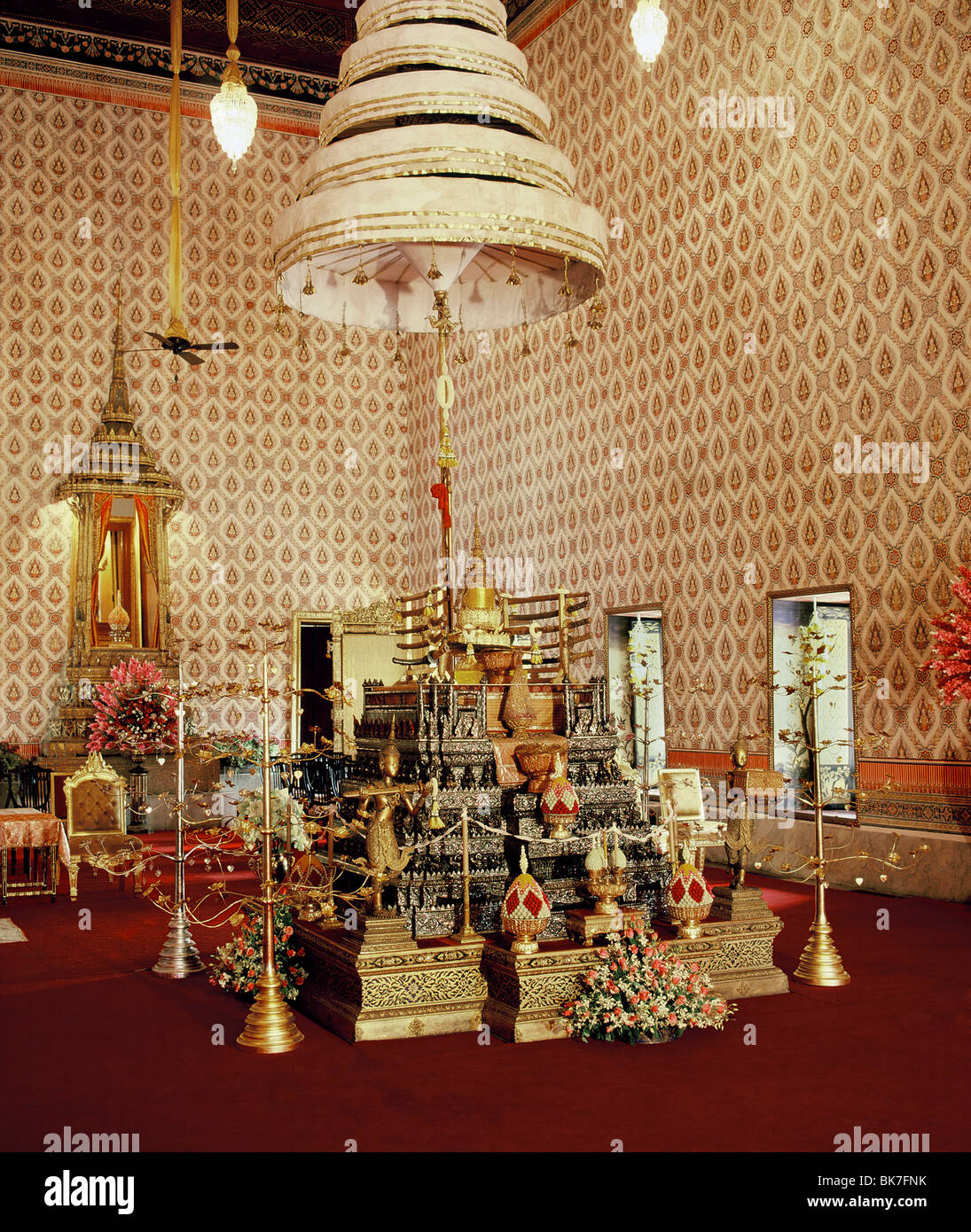 Il Royal Regalia e King's spade visualizzati sul trono di Dusit Maha Prasat, Palazzo Reale di Bangkok, Thailandia Foto Stock