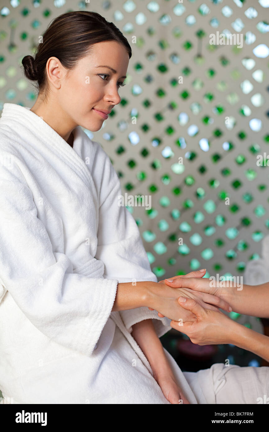 Donna con il massaggio manuale Foto Stock
