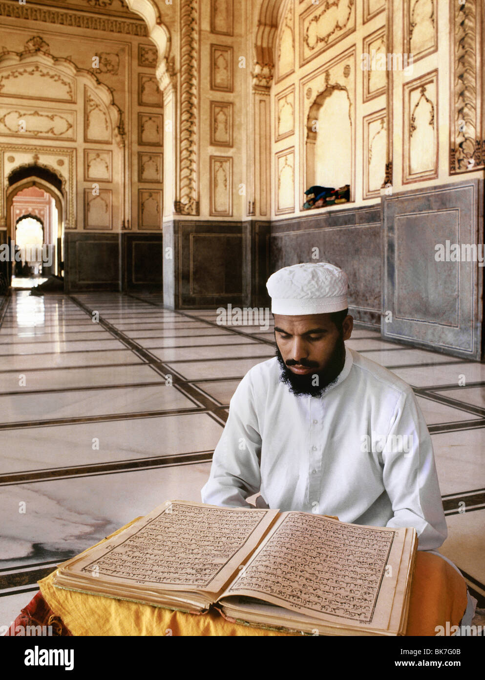 L'uomo la lettura del Corano, Lahore, Pakistan, Asia Foto Stock