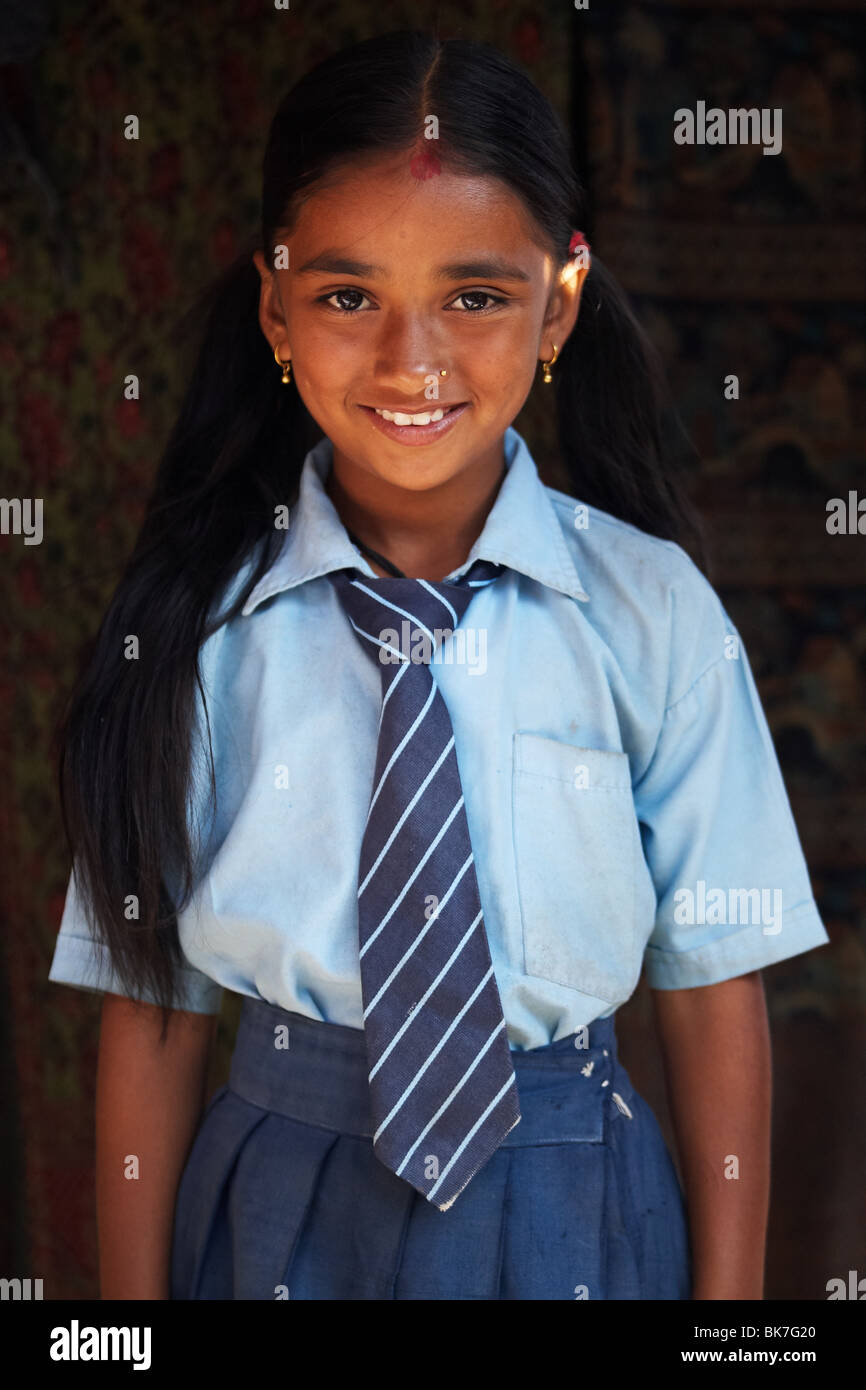 Una ragazza in una scuola uniforme in Pokhara, Nepal martedì 27 ottobre, 2009. Foto Stock