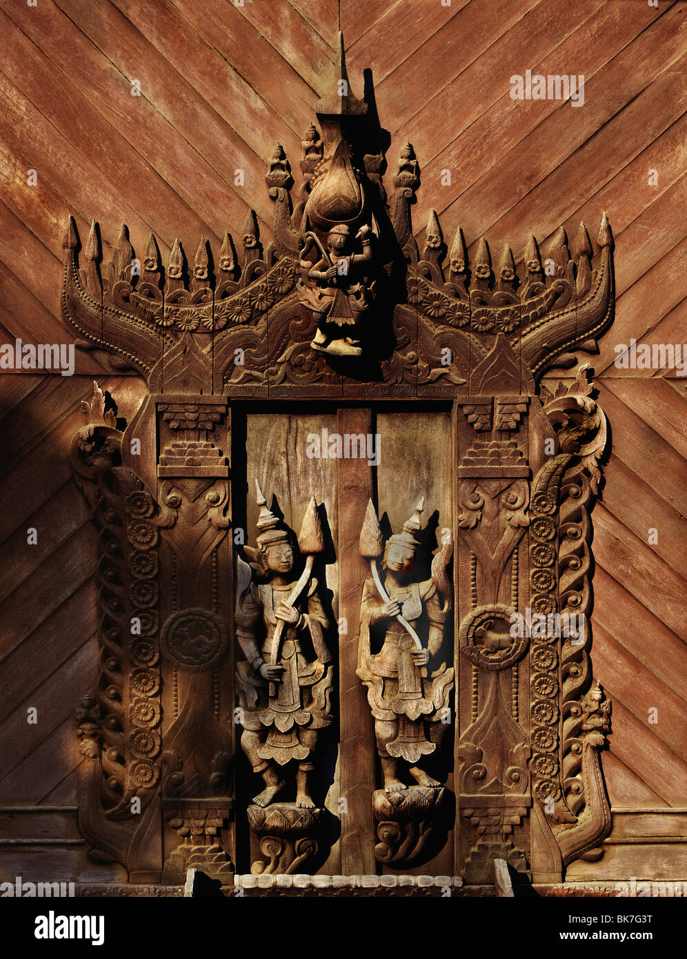 Porta scolpito, Shwe In Bin Monastero, Mandalay Myanmar (Birmania), Asia Foto Stock