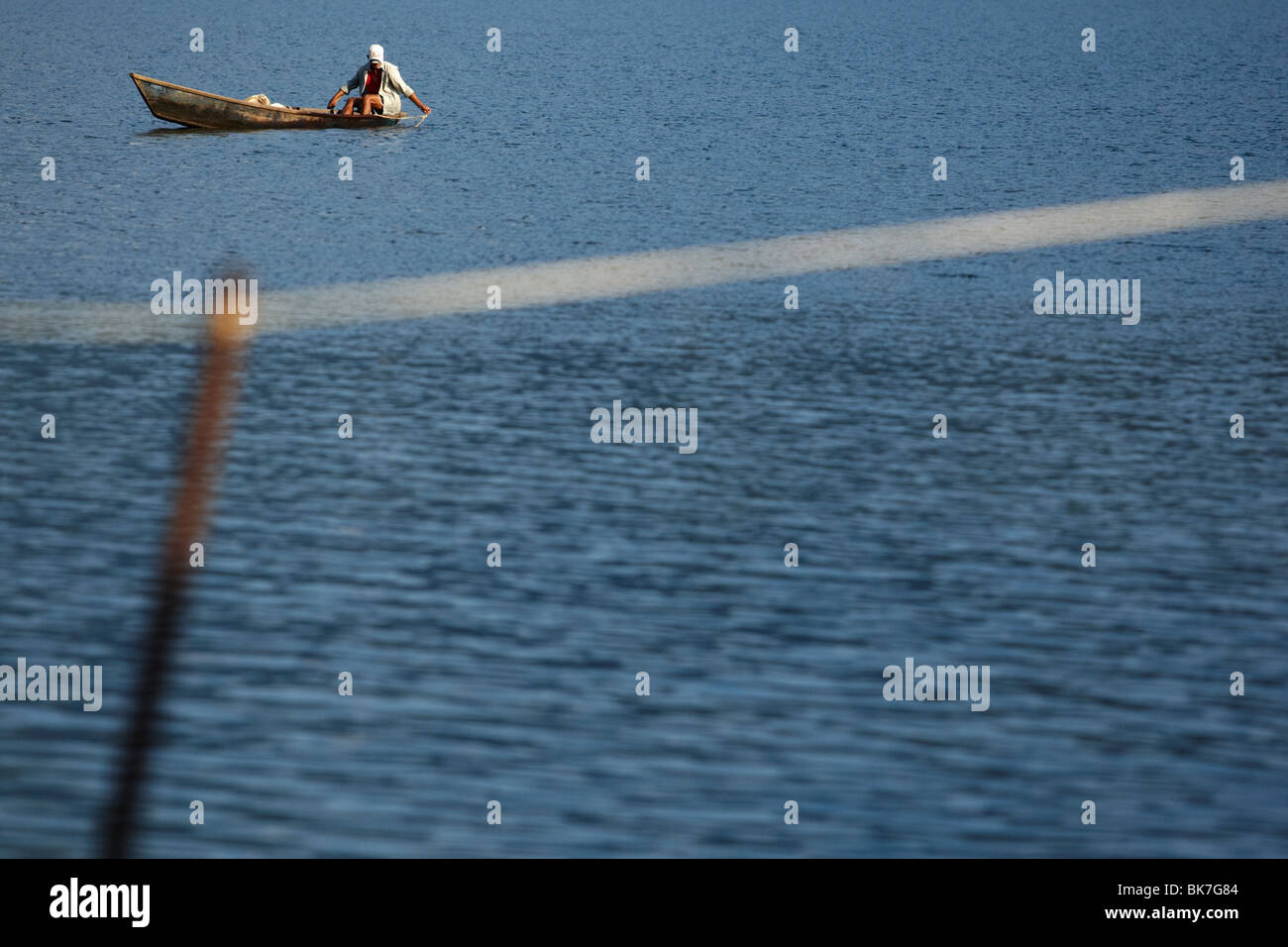 Un uomo pesci sul lago Begnas vicino a Pokhara, Nepal martedì 27 ottobre, 2009. Foto Stock