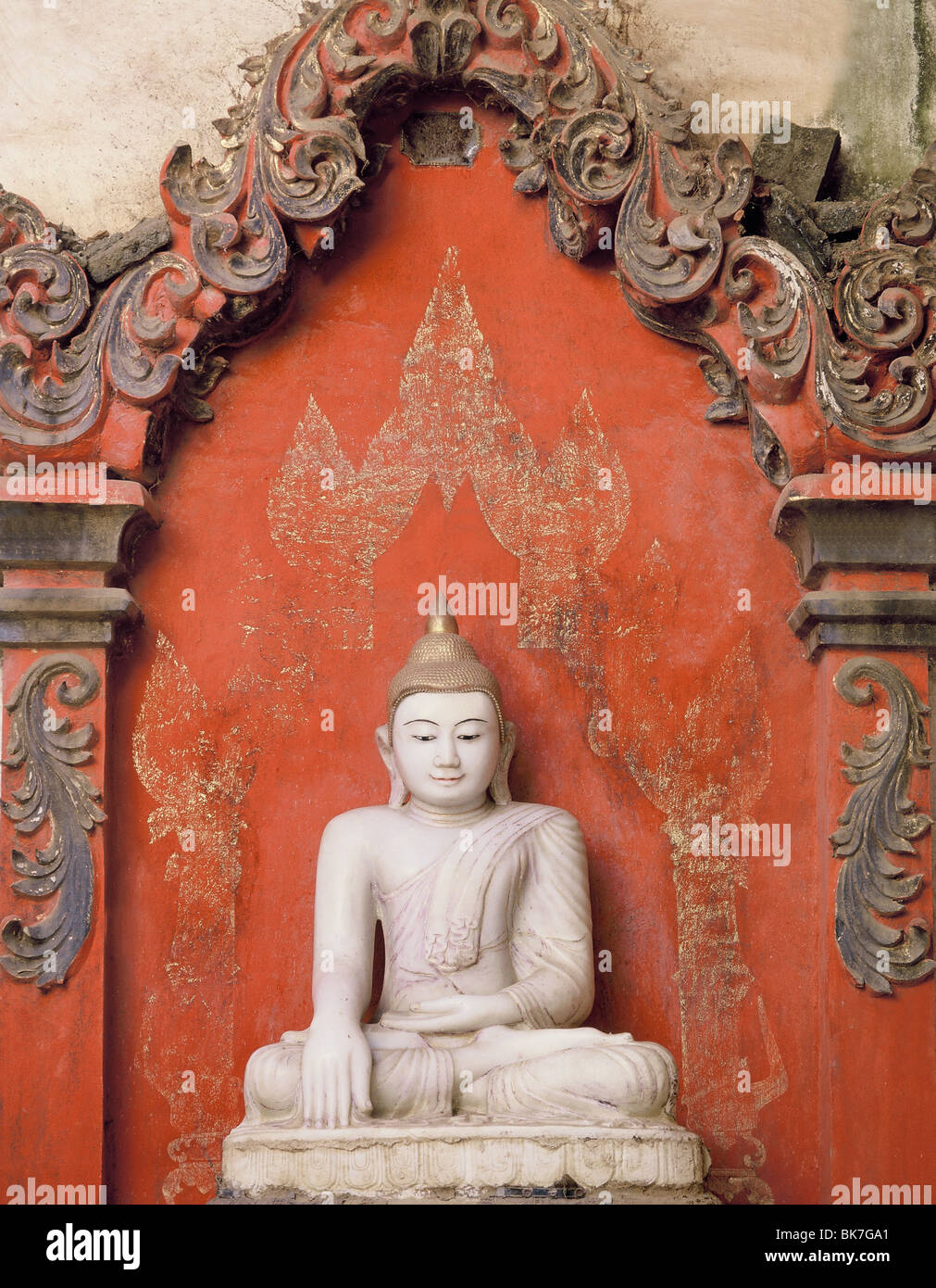 Alabastro immagine del Buddha, Mandalay stile. Ava, Myanmar (Birmania), Asia Foto Stock