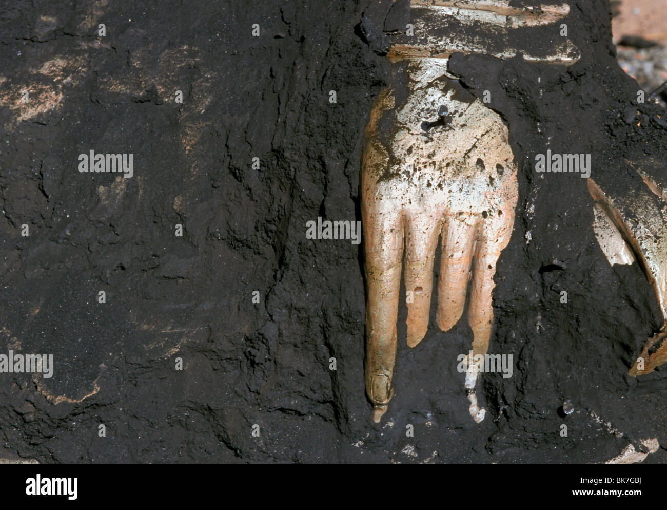 La mano del Buddha emergendo dalle ceneri, fusione in bronzo, Mandalay Myanmar (Birmania), Asia Foto Stock