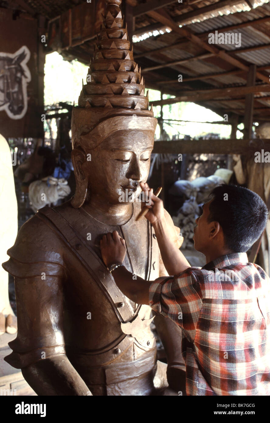 Uno scultore la realizzazione di una immagine di cera prima della fusione in bronzo. Mandalay, Myanmar (Birmania), Asia Foto Stock