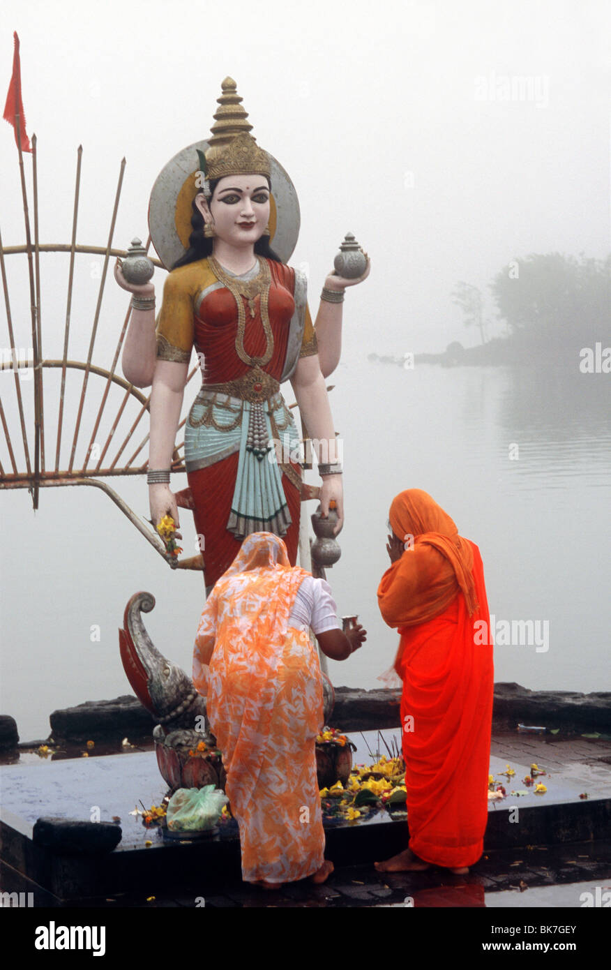 Tempio indiano nel lago sacro di Grand Bassin in Mauritius, Oceano indiano, Africa Foto Stock