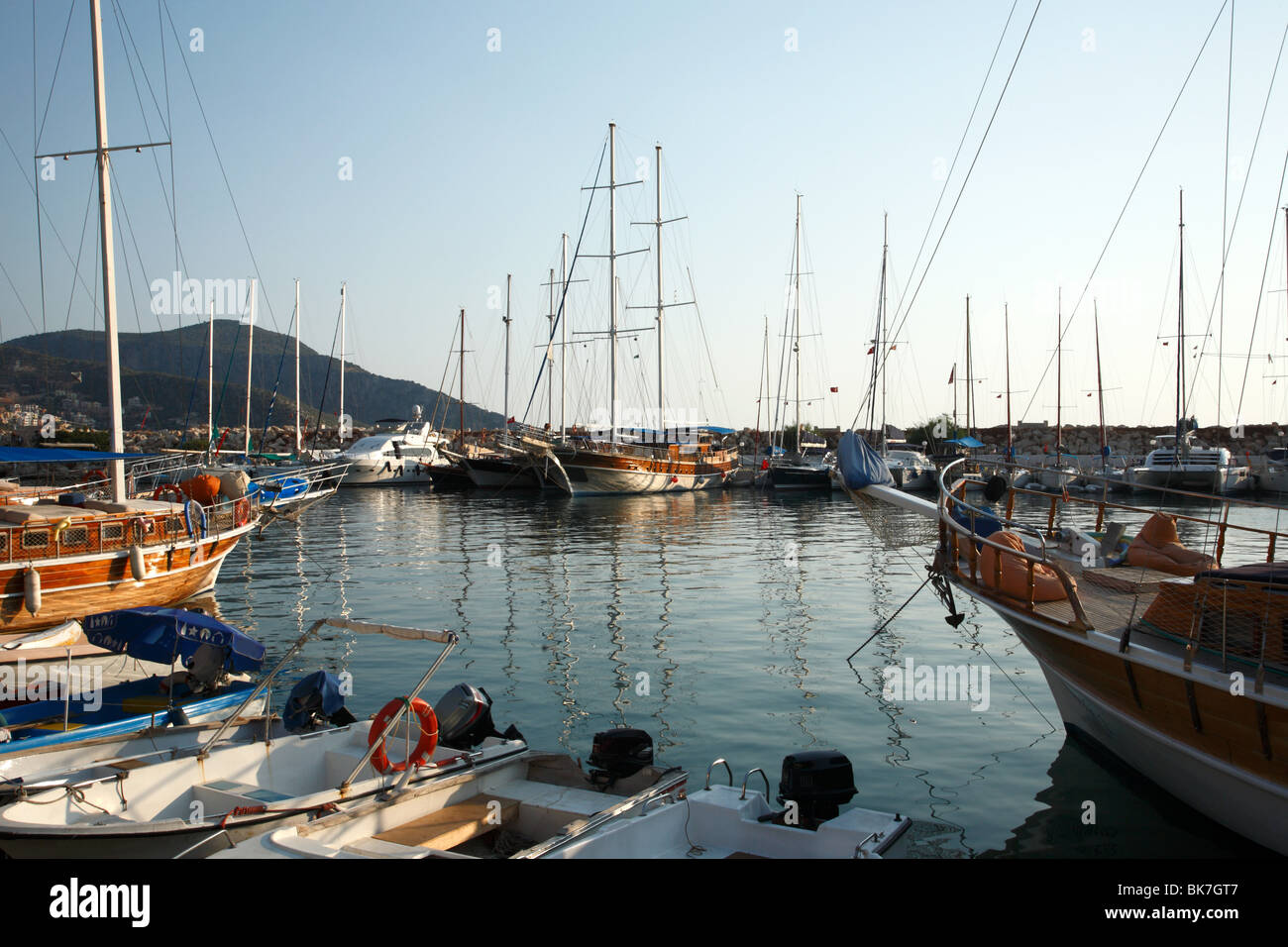 Barche a vela a Kalkan Harbour, Turchia Foto Stock