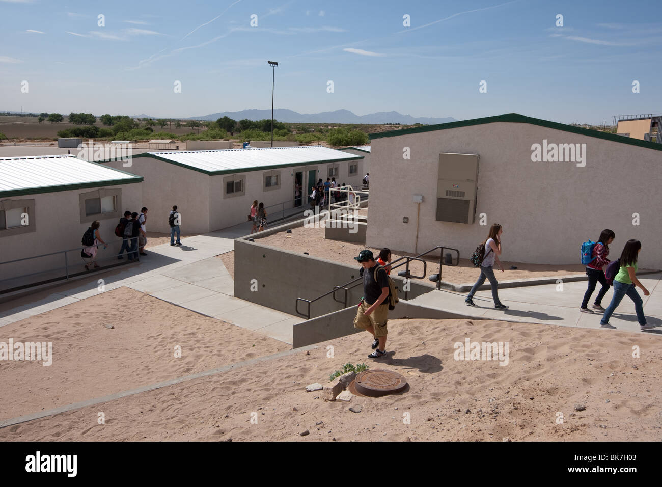 Esterno degli studenti che camminano tra gli edifici portatili del campus della Mission Early College High School di El Paso, Texas. ©Bob Daemmrich Foto Stock