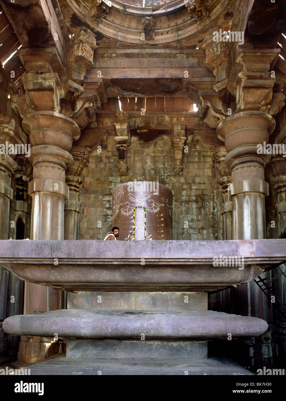 Shivalingam gigante nel tempio di Shiva, risalente al XI secolo la dinastia Paramara, Bhojpur, Bihar, in India, Asia Foto Stock