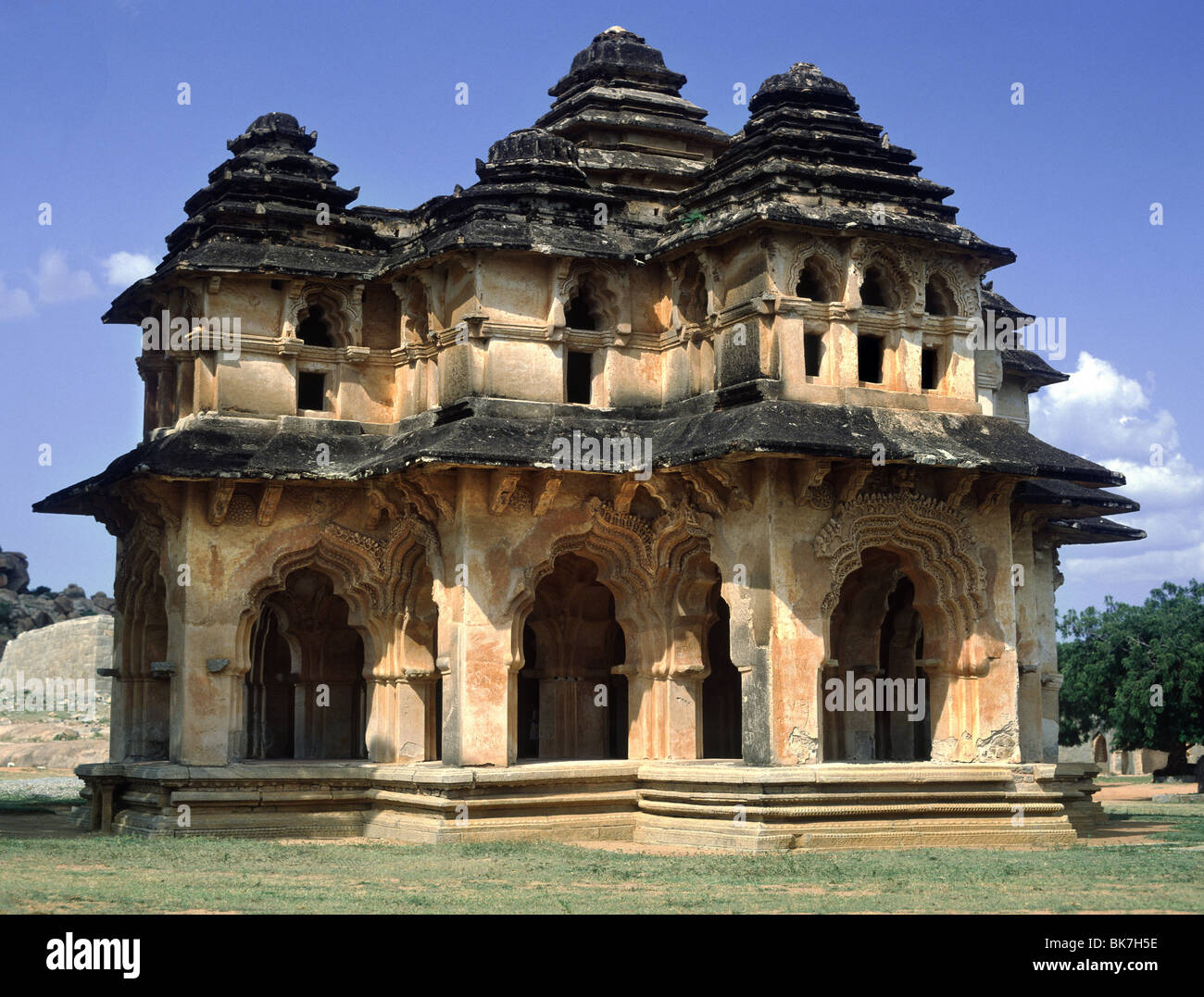 La Lotus Mahal nella zona del palazzo, un edificio indù di ispirazione islamica, rovine di Hampi, Karnataka, India, Asia Foto Stock