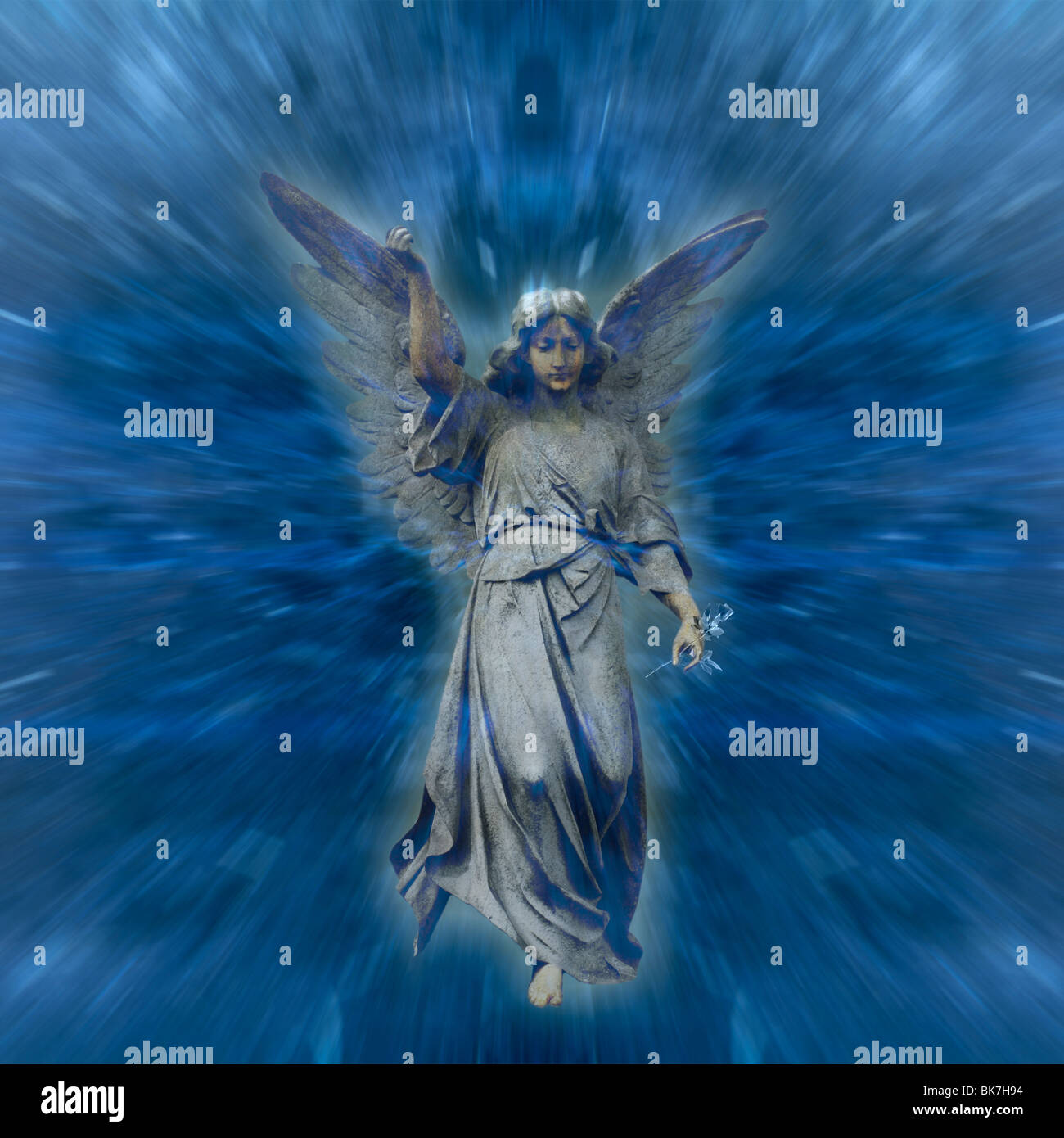Un angelo, al di fuori del blu. Foto Stock