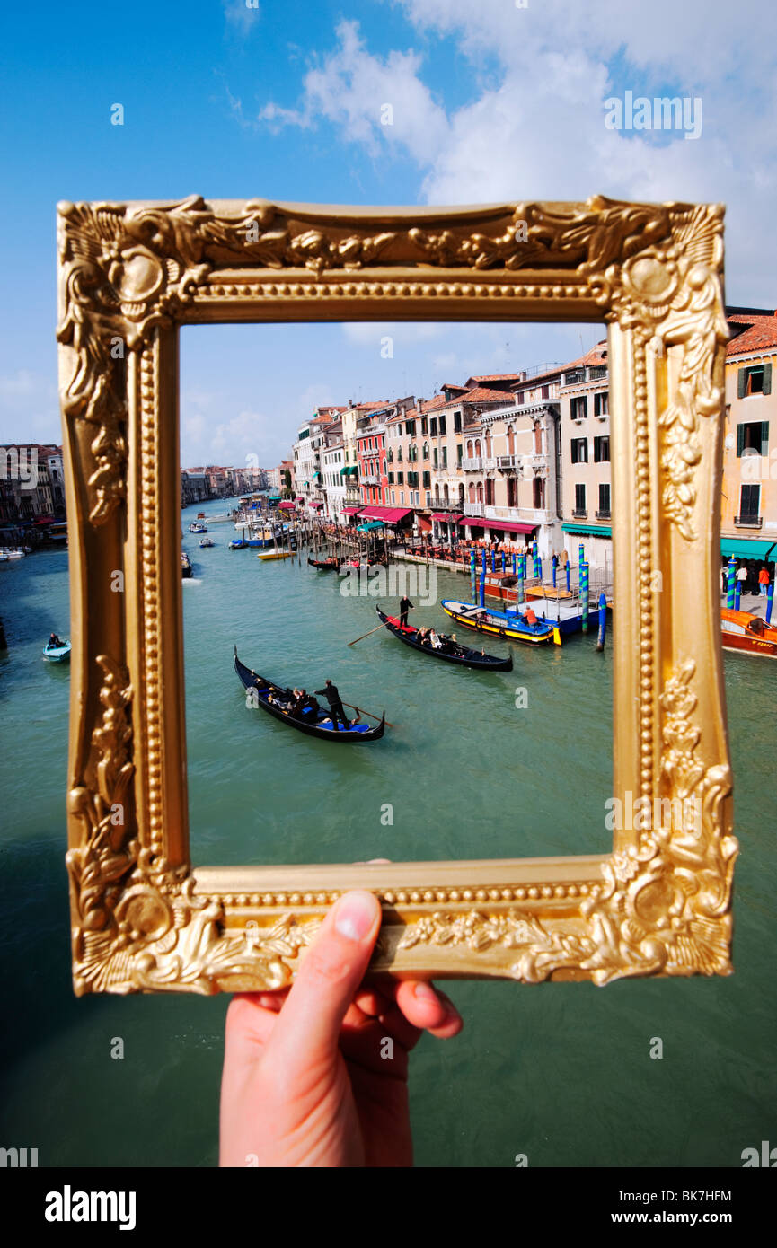 Venezia - Vista del Canal Grande e gondole a Venezia attraverso il golden ornato cornice immagine , Italia Foto Stock