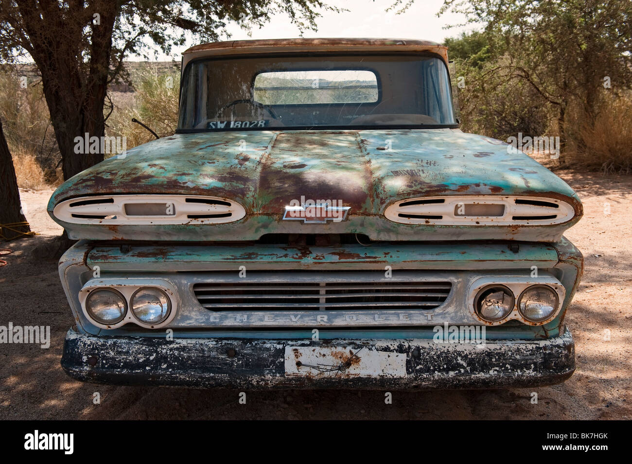 Un Scatafascio Vintage Chevy pickup truck o Bakkie presso il Fish River Canyon Canon Roadhouse, Namibia. Foto Stock