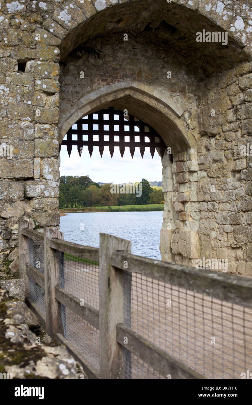 Un cancello al Castello di Leeds, Maidstone Kent, England, Regno Unito, Europa Foto Stock