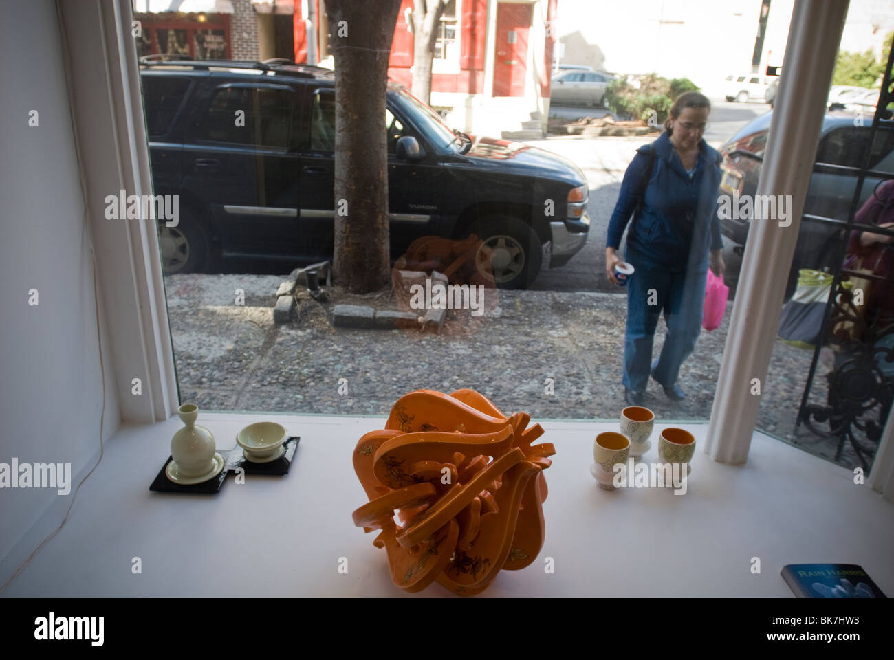 Gli amanti dell arte di inserire una galleria d'arte mostra di ceramica di vecchia città di Philadelphia, PA Foto Stock