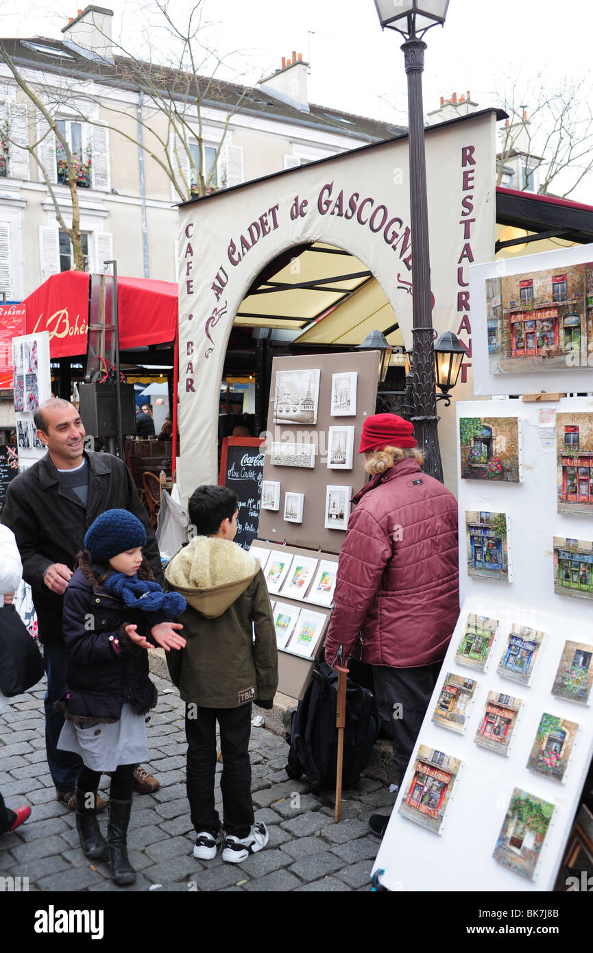 Francia Paris Montmartre una famiglia guarda a opera d'arte di artisti locali arte in vendita Foto Stock