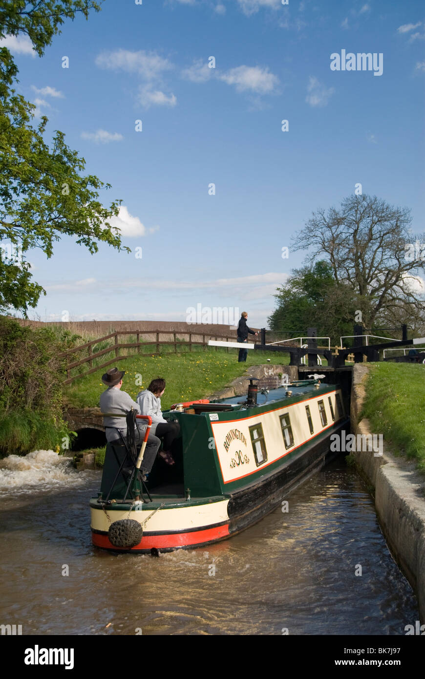 Barca stretta sulla Llangollen Canal passando attraverso le serrature a Grindley Brook, Shropshire, Inghilterra, Regno Unito, Europa Foto Stock