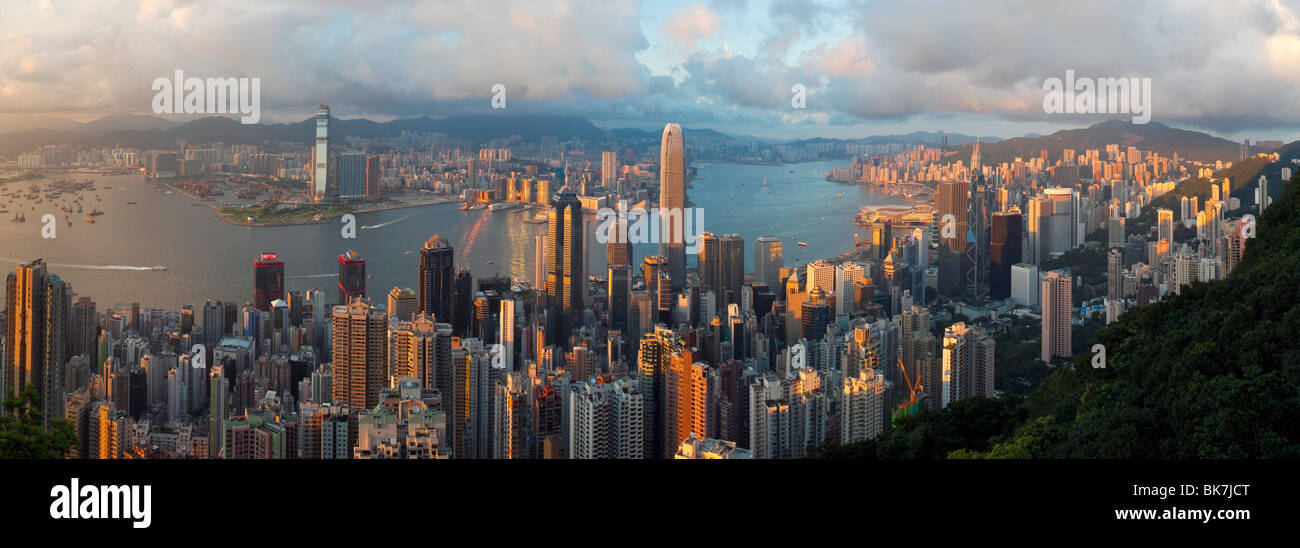 Vista panoramica con la messa in scena del suo skyline del centro al di sotto del picco, visto da Victoria Peak, Hong Kong, Cina, Asia Foto Stock