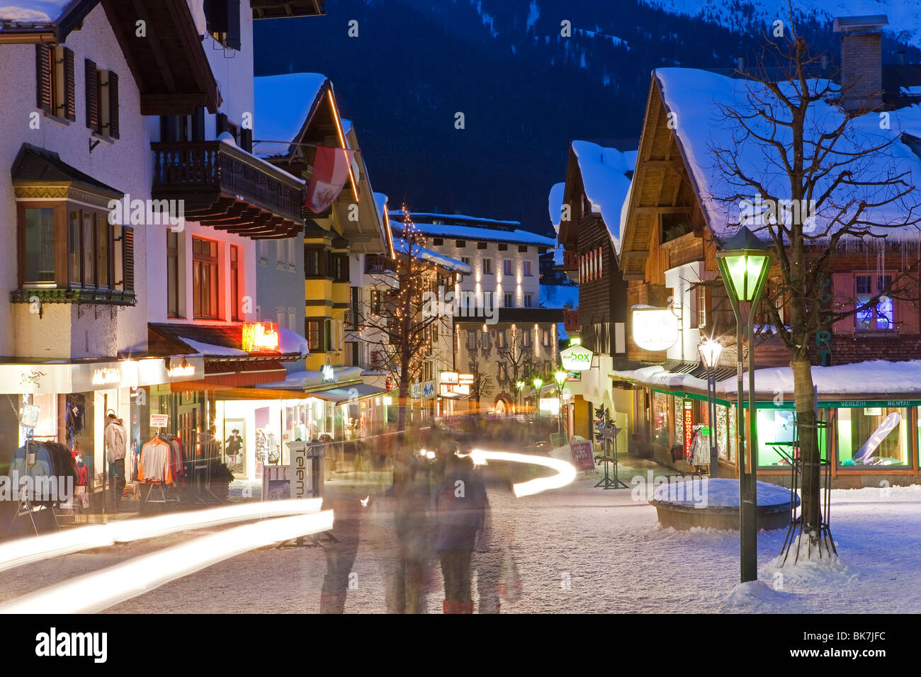 Strada principale in inverno, St. Anton am Arlberg, Tirolo, Austria, Europa Foto Stock