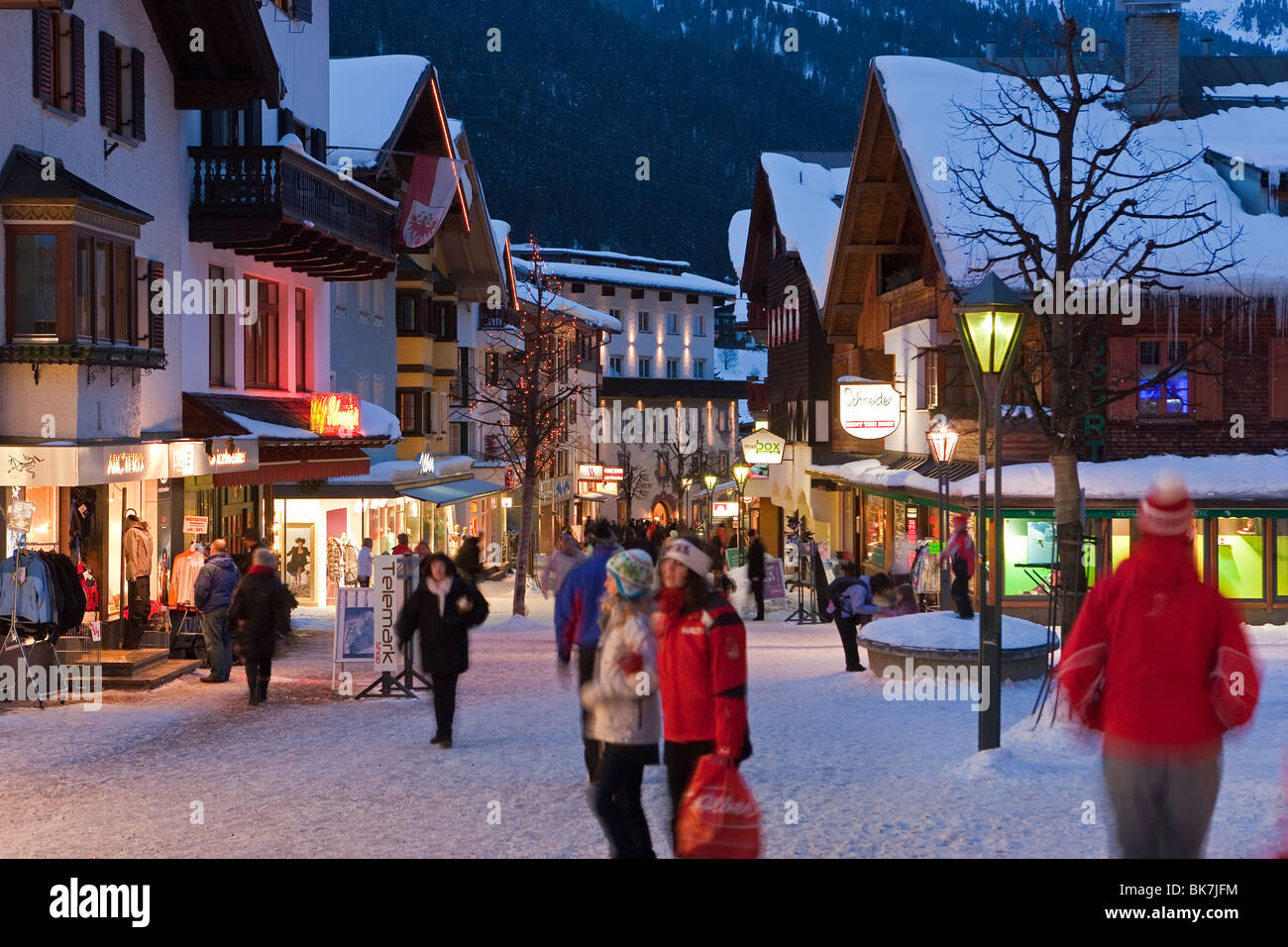 Strada principale in inverno, St. Anton am Arlberg, Tirolo, Austria, Europa Foto Stock