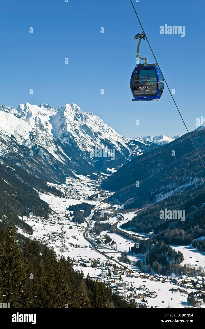 Vista su St. Jakob dalle piste della località sciistica di San Anton, St. Anton am Arlberg, Tirolo, Austria, Europa Foto Stock